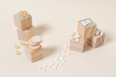 Bej arka planda tahta küplere yerleştirilmiş haplar.