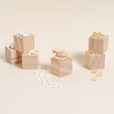 Bej arka planda tahta küplere yerleştirilmiş haplar.