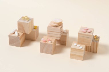 Bej arka planda tahta küplere yerleştirilmiş haplar.