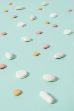 Renkli arka planda bir sürü hap, vitamin ya da ağrı kesici.