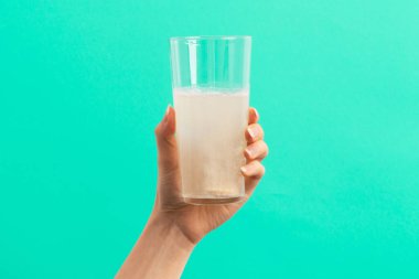 Mavi ve yeşil arka planda coşkulu bir tablet.