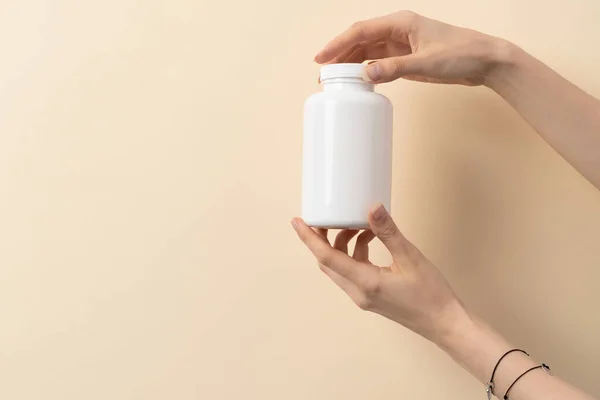 Női Kéz Tart Egy Üveg Gyógyszert Tabletták Vagy Vitaminok Bézs — Stock Fotó