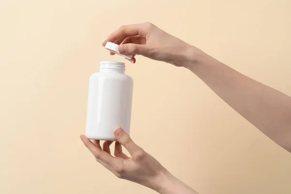 Női Kéz Tart Egy Üveg Gyógyszert Tabletták Vagy Vitaminok Bézs — Stock Fotó