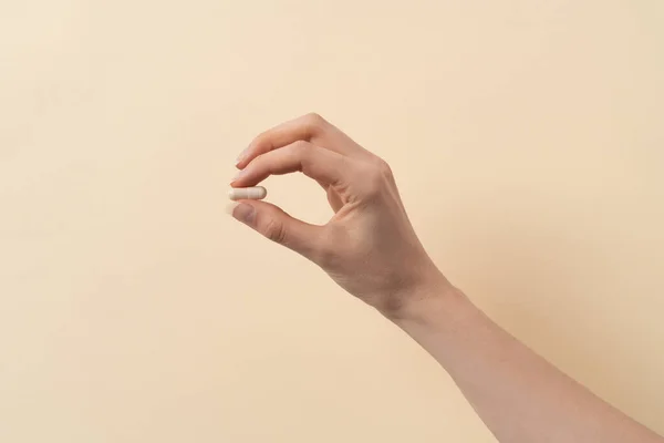 Una Mano Femminile Che Tiene Una Singola Pillola Sfondo Colorato — Foto Stock