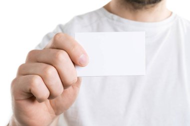 Beyaz arka planda izole edilmiş, işyeri kartı tutan bir adamın el modeli.