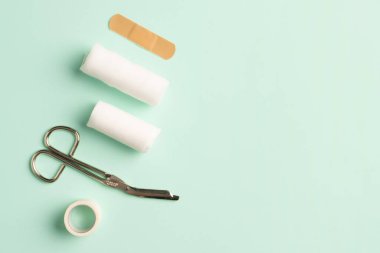 İlk yardım çantası, bandaj, yapıştırıcı, bant ve... 