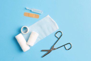 İlk yardım çantası, bandaj, yapıştırıcı, bant ve... 