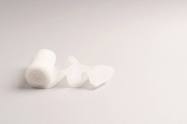 Tek sargının görüntüsü vücudun bir kısmına sarılmaya hazır. 