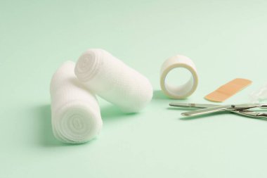 İlk yardım çantası, makasla tıbbi bandajlar. 