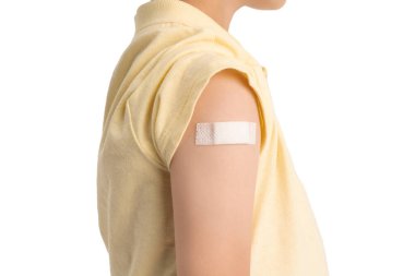 Kolunda yara bandı olan küçük bir çocuk. 