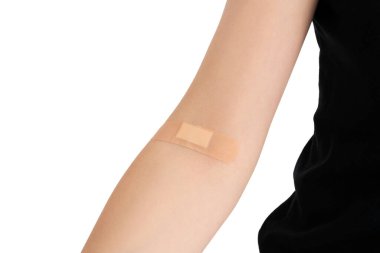 Kan bağışı yaptıktan sonra yapıştırıcı sıvanmış bir kadın eli. 