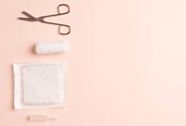 İlk yardım çantası, makasla tıbbi bandajlar. 