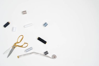 Aksesuarlar beyaz arka plana saçılmış.. 