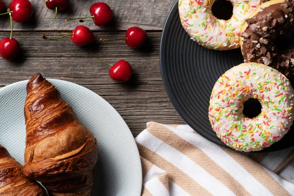 Freshly Baked French Croissant Colorful Glazed Donuts Exposed Decorative Platter — Stock Fotó