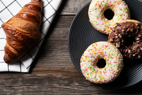 Freshly Baked French Croissant Colorful Glazed Donuts Exposed Decorative Platter — 图库照片