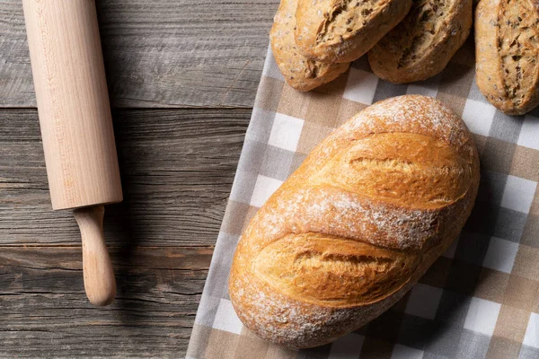 Freshly Baked Bread Kitchen Cloth Wholegrains Buns Side Everything Placed — Foto Stock