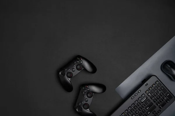 Oyuncu çalışma alanı konsepti, üst görünüm oyun teçhizatı, fare, klavye, joystick ve 