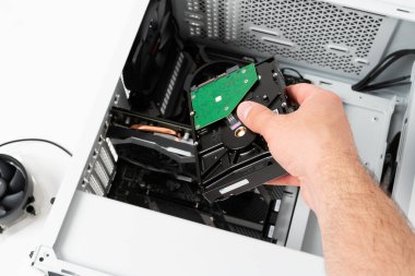 Modern masaüstü bilgisayarına sabit disk yükleyen bilgisayar mühendisinin elleri. Teknoloji konsepti.