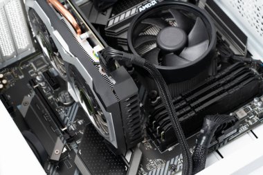 Modern masaüstü bilgisayar içinin yakın plan resmi. Bilgisayar parçalarının yakın görüntüsü. Teknoloji konsepti.