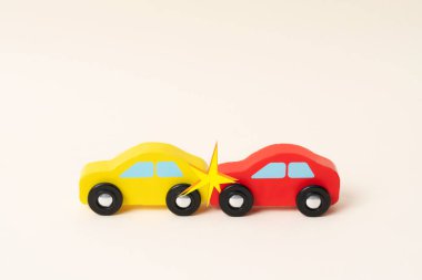 Ambulans ve polis arabasıyla iki küçük oyuncak araba kazası. Oyuncak araba. 