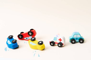 Üç mini oyuncak araba kazası. Ambulans ve polis arabası yolda. 