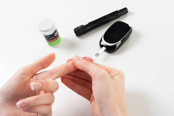 Close Picture Hands Glucose Metter Lancete Pen Person Measure Blood — Stock Fotó