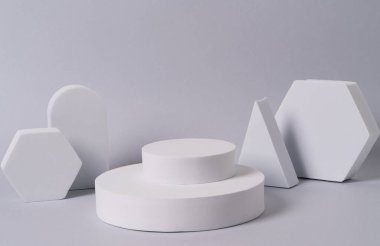 Renkli fırın alanındaki figürlerin geometrik bileşimi. Kozmetik sunumu için boş vitrin podyumu