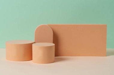 Renkli fırın alanındaki figürlerin geometrik bileşimi. Kozmetik sunumu için boş vitrin podyumu