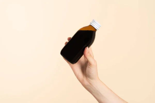 Image Hand Holding Cold Liquid Medicine Bottle Label Product Placement — Foto Stock