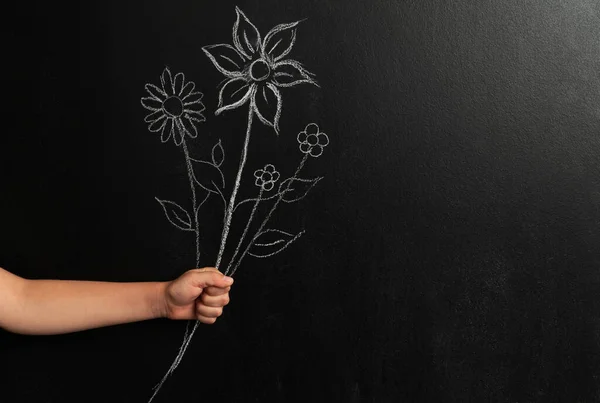 Зображення Руки Маленького Хлопчика Тримає Намальований Букет Квітів Ліцензійні Стокові Фото