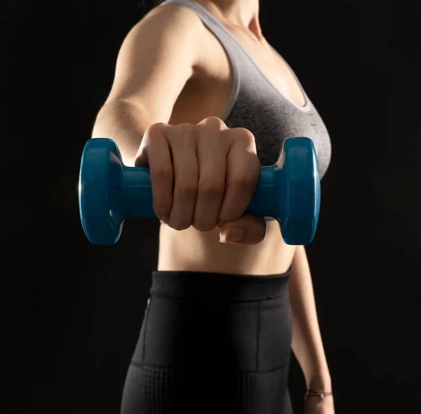 Close Photo Healthy Woman Working Out Dumbbells Black Background — Zdjęcie stockowe