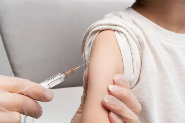 Female Doctor Injecting Vaccination Arm Her Little — Foto Stock