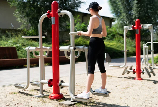 Young Athletic Woman Performing Excercises Outdoor Gym Doing Legs Workout — Stock Photo, Image