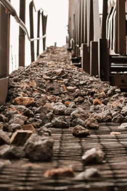 Madenden hammadde transferi için endüstriyel taşıma bandı.