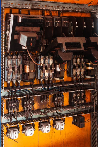 Terk edilmiş bir fabrikanın elektrik paneli. Paslı elektrik kontrolleri ve anahtarlar.