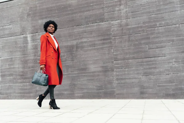 Tarz sahibi Afro-Amerikan kadın sokakta yürürken gözlerini kaçırıyor.. — Stok fotoğraf