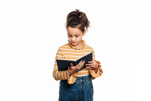 Сконцентрированная девушка, читающая книгу, стоя на изолированном фоне. — стоковое фото