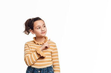 Yan tarafı gösteren genç bir kız izole edilmiş beyaz bir arka planda dururken bir şey gösteriyor..