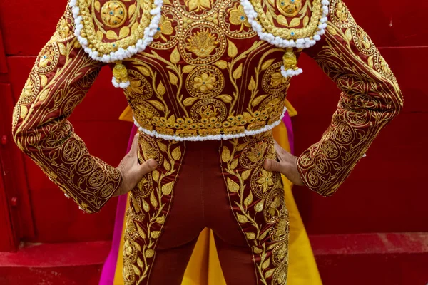 Traje de um toureiro espanhol visto por trás em uma tourada de touros corajosos — Fotografia de Stock