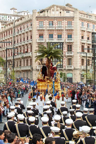 Granada, España 1 de abril de 2012. Procesión de Semana Santa en Granada. Vista trasera de los músicos tocando en la calle. — Foto de Stock