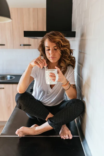 Mujer Relajada Bebiendo Una Taza Café Mientras Está Sentada Mostrador —  Fotos de Stock