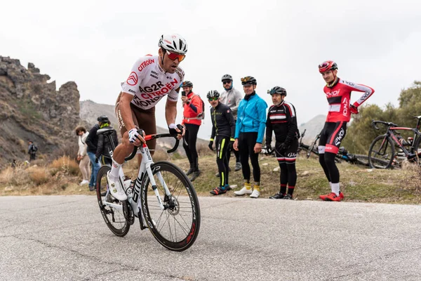 GRANADA, ESPAÑA - 19 DE FEBRERO DE 2022: Ciclista Greg Van Avermaet, escalando el Alto del Purche por la Ruta del Sol, vuelta ciclista andalucia. — Foto de Stock