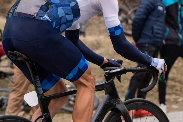 Bakre vy av en oigenkännlig cyklist vid maximal ansträngning under ett lopp. — Stockfoto