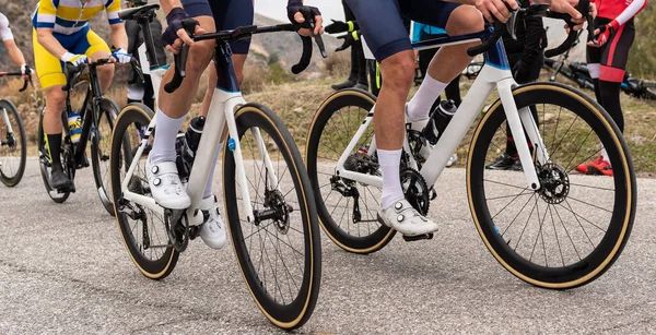 Grupp av professionella manliga cyklister under en internationell tävling på bergsvägar. — Stockfoto