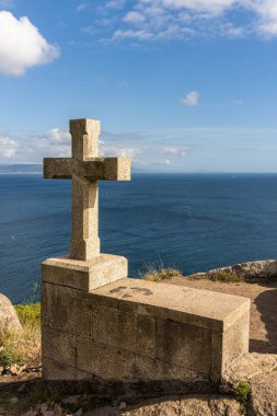 Galiçya, İspanya 'daki Cape Finisterre' de St. James yolunun sonundaki taş haç..