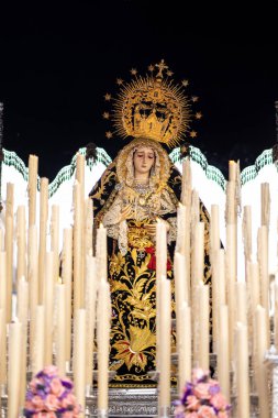 Virgen de los ferroviarios de granada, İspanya. Diriliş Paskalyasındaki kutsal hafta geçidi. Candelaria, mumlarla Tanrı 'nın annesini aydınlatıyor..
