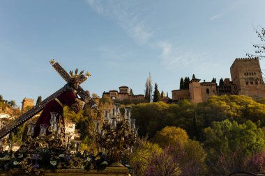 Granada 'da Alhambra' nın yanındaki kutsal hafta geçidi. Tatillerde İspanya 'da turizmin tadını çıkarmak için..
