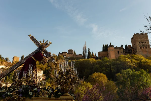 Granada 'da Alhambra' nın yanındaki kutsal hafta geçidi. Tatillerde İspanya 'da turizmin tadını çıkarmak için..