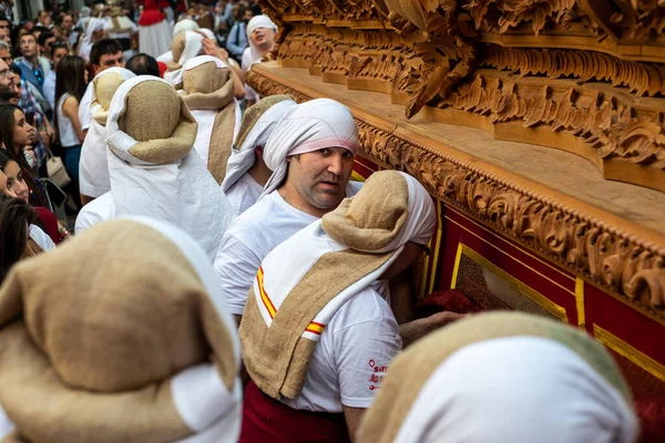 Granada, España, 29 de marzo de 2015 Los costaleros de la Hermandad de la Santa Cena se toman un descanso después de llevar el paso de cristo en una procesión religiosa. — Foto de Stock