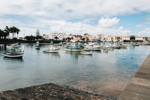 Vissersdorp en haven van de Canarische eilanden, Lanzarote, spanje. Reisbestemming voor een vakantie in een ideale omgeving. — Stockfoto